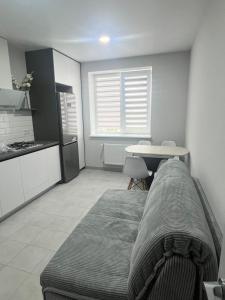 - une cuisine avec un lit et une table dans une chambre dans l'établissement 1-комнатная квартира, à Tchornomorsk