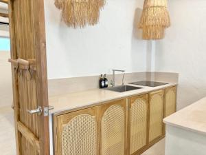 Η κουζίνα ή μικρή κουζίνα στο Bali-Style Studio, 3 Min Walk to Bangrak Beach +35 φωτογραφίες