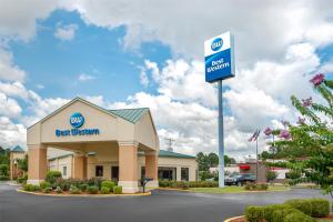 a gas station with a sign in front of it at Best Western Airport Inn in Pearl