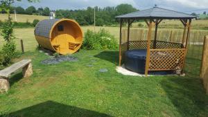 Afbeelding uit fotogalerij van Tiny balneo proche des plages du débarquement in Longraye