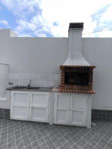 eine Küche mit Herd und Arbeitsplatte in der Unterkunft Praca e Canto in Amoreira