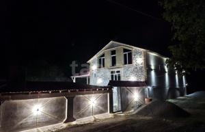 Una casa con luces en el costado por la noche. en Melek villa, en Gabala 5 fotos más