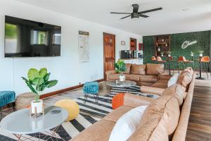 ein Wohnzimmer mit Sofa und Tisch in der Unterkunft Basecamp151 in Afton