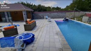 una piscina con una manguera unida a una casa en Melek villa, en Gabala