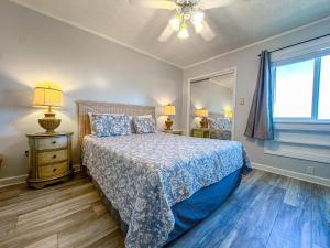 Postel nebo postele na pokoji v ubytování Inlet Point Villas 4C + 27 fotografií