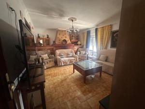 een woonkamer met een bank en een salontafel bij Casa campo de 3 habitaciones con parcela in Villamayor