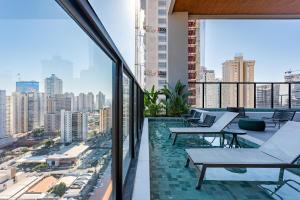 a balcony with a view of a city at Apt Novo 20º Andar, Perto de Tudo! in Goiânia