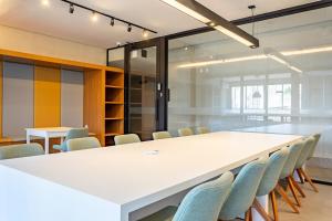 an office meeting room with a large white table and chairs at Apt Novo 20º Andar, Perto de Tudo! in Goiânia +31 photos