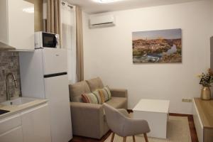 a small living room with a couch and a table at Petit luxe à Tolède in Toledo