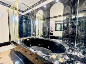 Koupelna v ubytování Grand Strand Resort PH1 + 15 fotografií