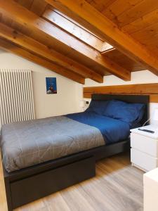 Ένα ή περισσότερα κρεβάτια σε δωμάτιο στο Maison du bois