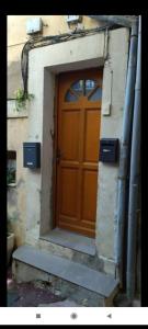 a wooden door on the side of a building at Charmant appartement de village in Roquebrune-sur-Argens