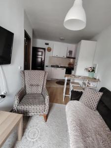 un soggiorno con divano e sedie e una cucina di Apartament Khan Kubrat a Sandanski