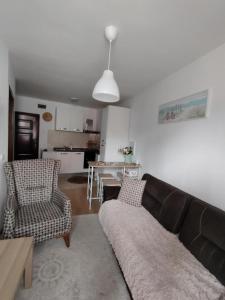 un soggiorno con un divano e un tavolo di Apartament Khan Kubrat a Sandanski Altre 20 foto