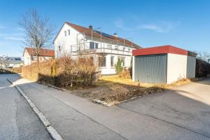 ein Haus am Straßenrand in der Unterkunft Komfortable Unterkunft für Monteure und Reisende - zentrale Lage, volle Ausstattung, fairer Preis - SCH05 in Schramberg + 2 Fotos