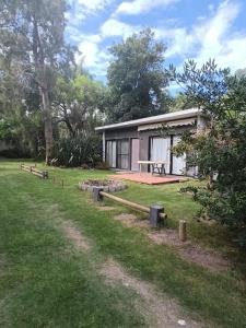 ein kleines Haus mit einem Picknicktisch im Hof in der Unterkunft Cuatro estaciones - Casa en PuntaNegra in Barra de Portezuelo