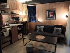 ein Wohnzimmer mit Sofa und Tisch in der Unterkunft Cuatro estaciones - Casa en PuntaNegra in Barra de Portezuelo