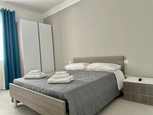 a bedroom with a bed with two towels on it at Levante Casa Vacanze 2 in Torrenova