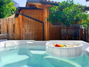 a bowl of fruit sitting on top of a hot tub at Casa da Carmen Boutique & Private Spa in Mezzolombardo