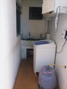 クリチバにあるQuarto amplo e arejadoの部屋の中にトイレ付きの小さなバスルーム