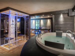 La salle de bains est pourvue d'une grande baignoire et d'une douche. dans l'établissement Chalet Cashmere Spirit - OVO Network, à Manigod 29 autres photos