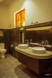 Un baño con dos lavabos y un inodoro. en 4BR AC Private Villa Kandy, en Kandy