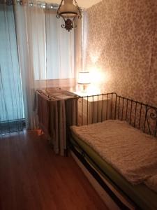 una camera da letto con un letto, una lampada e una finestra di Mieszkanie dla firm a Gorzów Wielkopolski