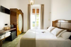 a bedroom with a large white bed with a mirror at Habitacion Camagroc in Castellví de la Marca