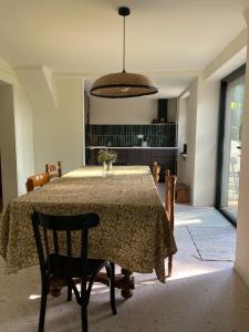 Una cocina o cocineta en Gîte A l'Ancienne Forge - Maison avec jardin 17 fotos más