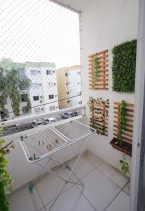 une cage d'oiseaux posée sur un balcon dans l'établissement Apartamento moderno e super aconchegante, à Campos dos Goytacazes