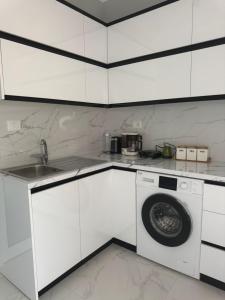 Η κουζίνα ή μικρή κουζίνα στο Vila England +8 φωτογραφίες