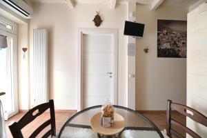 a dining room with a glass table and chairs at Nei pressi dei Sassi in Matera