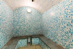 Zimmer mit blau und weiß gefliesten Wänden in der Unterkunft Résidence Les Fermes du Soleil - maeva Home - Appartement 3 Pièces 6 Personnes - Sélection MAE-1535 in Les Carroz d'Araches + 18 Fotos