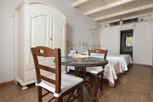 a kitchen and dining room with a table and chairs at Nei pressi dei Sassi in Matera