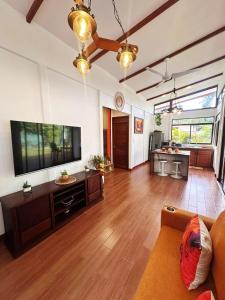 Μια τηλεόραση ή/και κέντρο ψυχαγωγίας στο Villa EKA by Villas Tucan Cocles