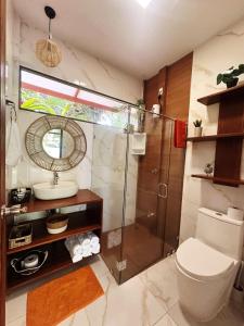 Ένα μπάνιο στο Villa EKA by Villas Tucan Cocles