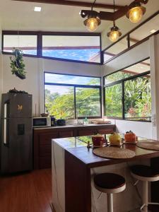 Η κουζίνα ή μικρή κουζίνα στο Villa EKA by Villas Tucan Cocles +12 φωτογραφίες