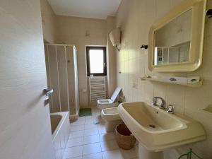 Leporano MarinaにあるLa Cialleddaの洗面台、トイレ、鏡のあるバスルーム +8枚の写真