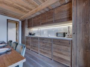 Kuchyň nebo kuchyňský kout v ubytování Appartement de charme pour 8 personnes avec parking et WIFI près des pistes - FR-1-690-15 + 9 fotografií
