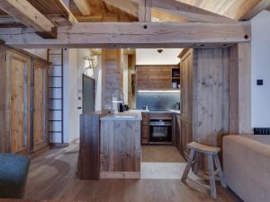 ラ・ロジエールにあるAppartement moderne avec balcon et parking à La Rosière - FR-1-690-9のキッチン(木製キャビネット、シンク付)