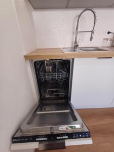 einen Geschirrspüler in einer Küche neben einer Spüle in der Unterkunft Villa Rica in Azeitão