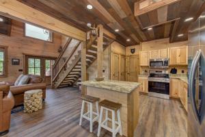 een keuken met een trap in een blokhut bij Friends in Bear Places By Avada Properties in Greystone Heights