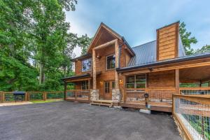 een huis met een grote oprit ervoor bij Friends in Bear Places By Avada Properties in Greystone Heights