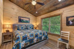 een slaapkamer met een bed in een blokhut bij Friends in Bear Places By Avada Properties in Greystone Heights