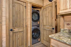 een wasruimte met wasmachine en droger bij Friends in Bear Places By Avada Properties in Greystone Heights +49 foto's