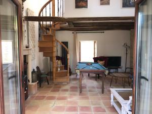 un soggiorno con tavolo da biliardo e scala di Bluebell cottage a Saleignes