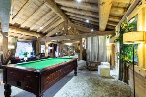 Großes Zimmer mit Billardtisch. in der Unterkunft Résidence Les Fermes du Soleil - maeva Home - Appartement 3 pièces 6 personnes - Sélection MAE-8004 in Les Carroz d'Araches