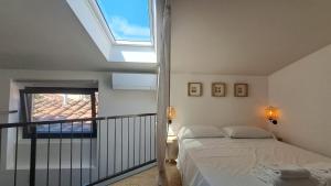 Ένα ή περισσότερα κρεβάτια σε δωμάτιο στο Studio Janna - Palazzo Gaddi Heritage in Florence's Historic Heart