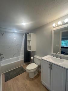 Et badeværelse på Cozy & Quiet Home Away from Home - 3 Beds 2 Baths - Fully Fenced Yard + 16 billeder