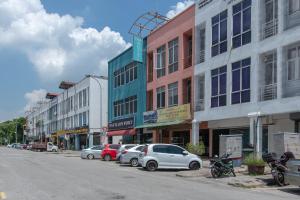 a row of cars parked on the side of a street at Hotel Pavilion Port in Pelabohan Klang